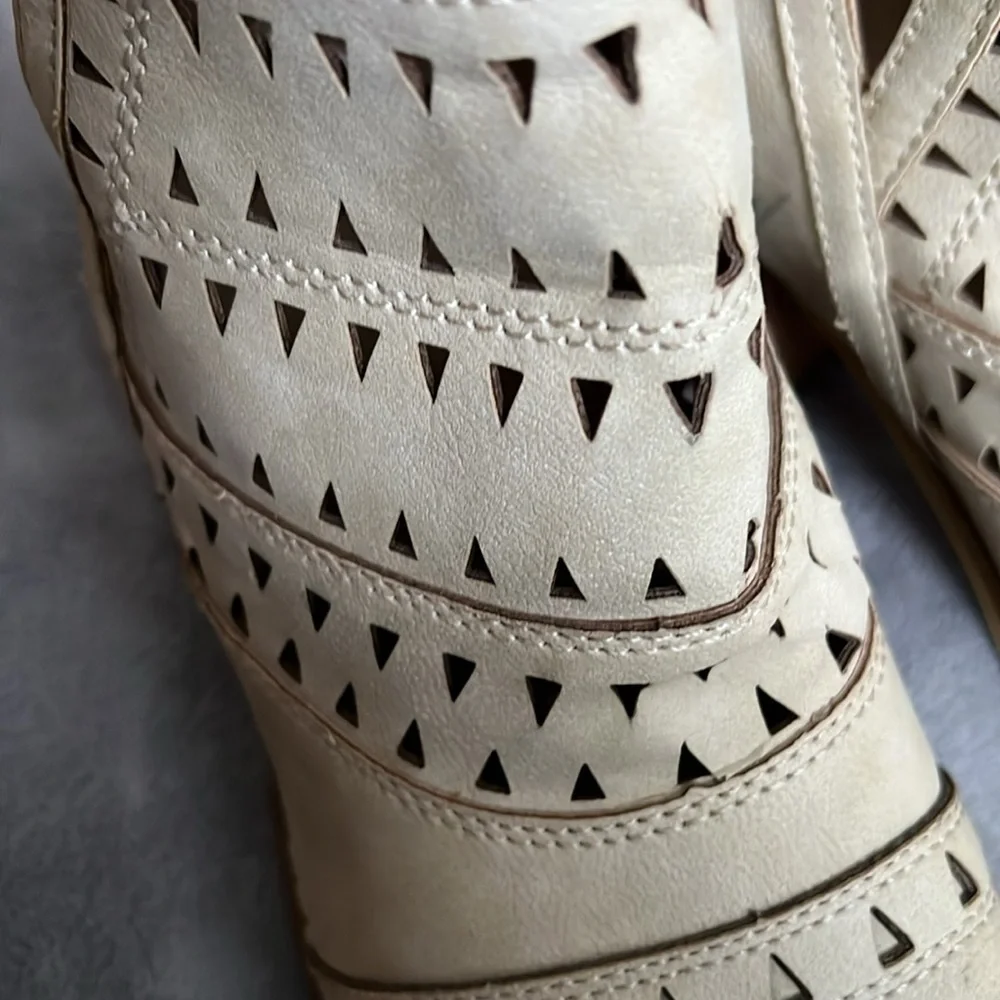 Mi iM Cut Out Boots. Worn Once. Cream Sz 10